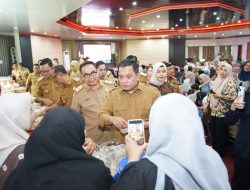 Bupati Banyuasin Serahkan Sarana Usaha Buku Tabungan Hibah Kepada UMKM