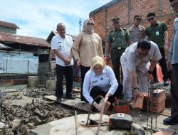 Wabup Netta Lakukan Peletakan Batu Pertama Program RTLH Desa Merah Mata