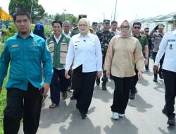 Wabup Netta Tinjau Operasi Pasar Murah Desa Merah Mata