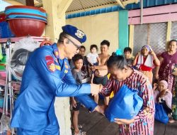 Usai Pantau Debit Air Sembilang, Satpolairud Polres Banyuasin Salurkan Bantuan