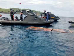 Polisi Bersama Tim SAR Terus Melakukan Upaya Pencarian Korban Kapal yang Tenggelam di Labuan Bajo