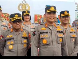 Komitmen Nyata Untuk Masyarakat, Aksi Personel Bidhumas Polda Tolong Korban Laka Lantas 