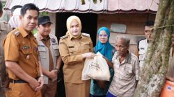 Camat Taupik Dampingi Wabup Banyuasi Netta Kunjungi Rumah Di Makan Api