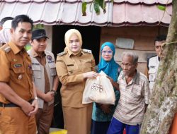 Camat Taupik Dampingi Wabup Banyuasi Netta Kunjungi Rumah Di Makan Api