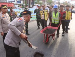 Polres Banyuasin Pimpin Langsung Perbaikan Jalan Lintas Timur