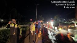 Kabag Ops Polres Banyuasin Pimpin Langsung Pembersihan Tumpahan Solar SPBU 