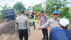 Polres Banyuasin Respons Keluhan Warga, Perbaiki Jalan Rusak Sungai Dua Rambutan