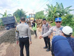 Polres Banyuasin Respons Keluhan Warga, Perbaiki Jalan Rusak Sungai Dua Rambutan