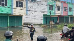 Personil Lantas Polsek Talang Kelapa Bantu Urai Kemacetan Kendaraan Banjir 