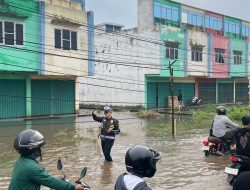 Personil Lantas Polsek Talang Kelapa Bantu Urai Kemacetan Kendaraan Banjir 