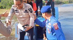 Sat Polairud Polres Banyuasin Membantu Masyarkat Turun Dari Speedboat dermaga