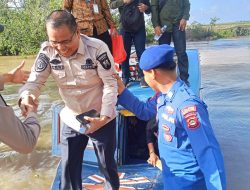 Sat Polairud Polres Banyuasin Membantu Masyarkat Turun Dari Speedboat dermaga