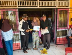 Warga Tebing Abang Sambut Hangat Bantuan Di Tengah Ekonomi Sulit 