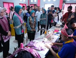 Kunjungi Lapas Banyuasin, Ketua TP-PKK Sumsel Apresiasi Kerajinan Batik Warga Binaan