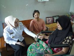 Wujud Kepedulian Nyata, Wabup Netta Turun Langsung Sambangi Kediaman Warga Sakit