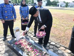 Peringati HARKITNAS Ke-118, Sekda Banyuasin Pimpin Ziarah Makam Pahlawan