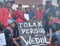 Tolak Skema Tarik Pajak di SPBU, Massa Aksi Bawa Spanduk dan Boneka Bertulis “Tolak Pergub Wedol, dan Rip Hati Nurani Gubernur NTT Melki Laka Lena