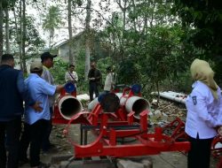Wabup Netta Tinjau Pengolahan Lahan, Mekanisasi Pertanian Air Salek