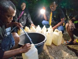 Atasi Krisis Air Bersih Pasca Gempa Flores, Melanie Subono Bantu Fiber Air untuk Masyarakat di Kecamatan Cibal, Manggarai