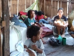 Melanie Subono Menyalurkan Bantuan Bahan Pokok di Rumah Warga Terdampak Gempa yang Meninggal Dunia di Posko Pengunsian