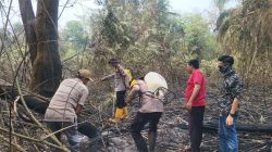 Pastikan Lahan Aman Dari Api, Polsek Rantau Bayur Lakukan Pendinginan