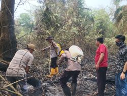 Pastikan Lahan Aman Dari Api, Polsek Rantau Bayur Lakukan Pendinginan