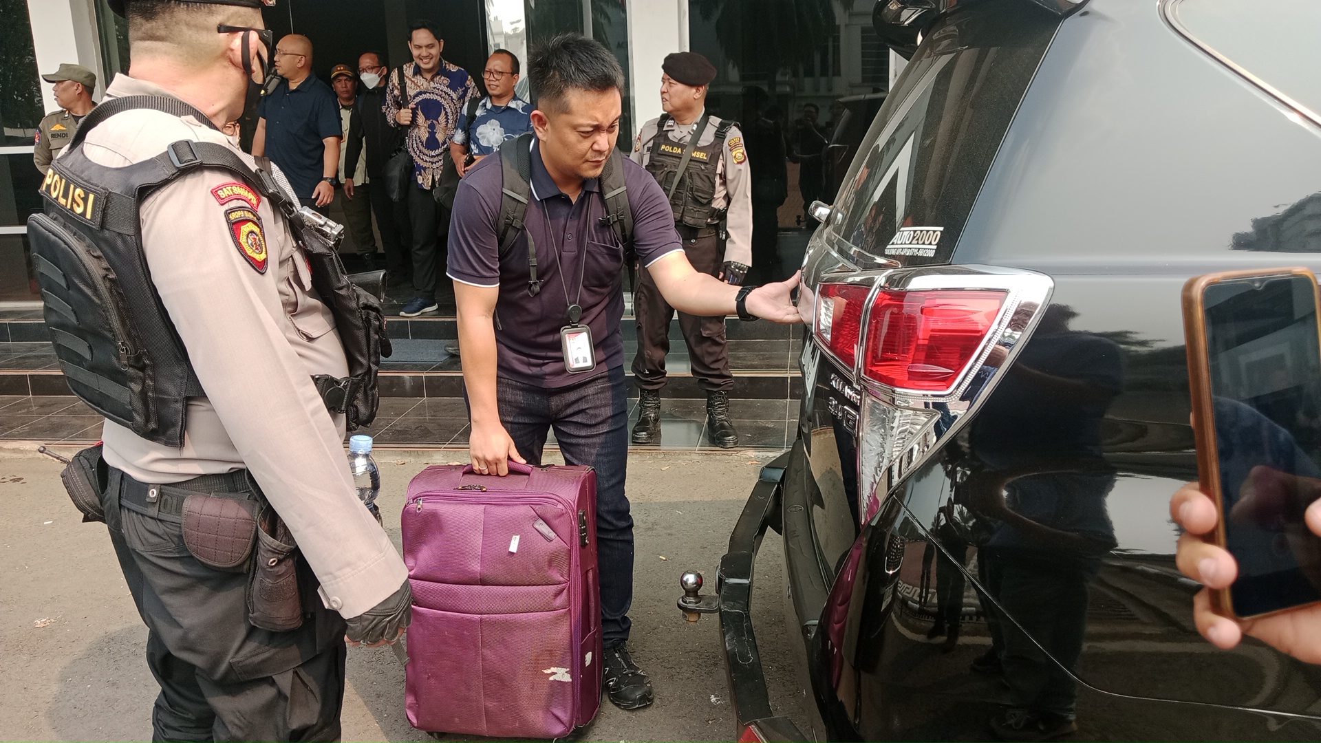 Salah satu koper yang isi nya berbagai dokumen hasil penggeledahan
