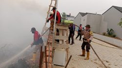 Respons Laporan, Polisi Dan MPA Padamkan Api, Di Sungai Pinang Banyuasin