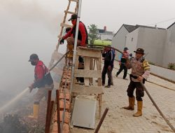 Respons Laporan, Polisi Dan MPA Padamkan Api, Di Sungai Pinang Banyuasin