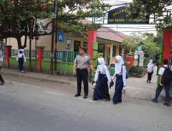 Kapolres Muara Enim Turun Langsung Bantu Pelajar Menyeberang, – Polisi Bersama Masyarakat